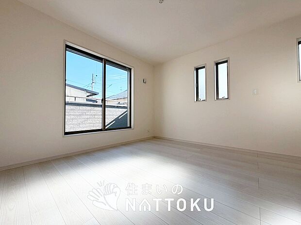 【現地写真（洋室）】木目の美しさを際立たせるシンプルデザインの建具を使用しています。