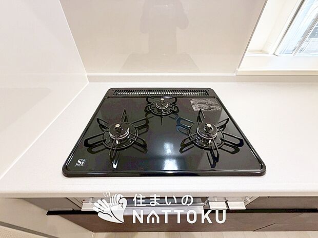 【ビルトインコンロ】フラットな構造で清掃性が高く、過熱防止センサー付３口タイプで日頃の家事も快適です。