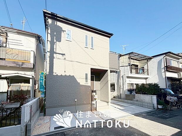 【現地写真（外観）】雨で汚れを落とし、耐久性・耐候性に優れた外壁を使用しています。