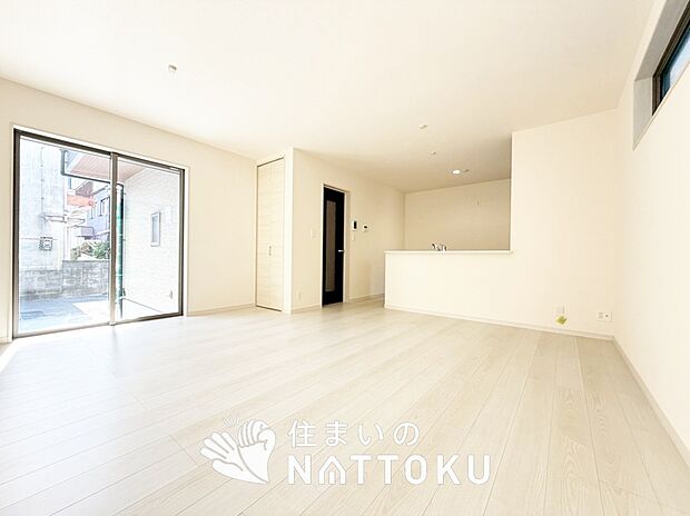 【現地写真（リビング）】フローリング材には、木目、色調など木材特有の風合いがあり、ナチュラルな美しさになっています。