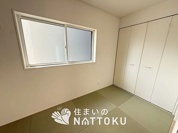 【現地写真（和室）】大壁仕様の新和室。くつろぎの空間です。