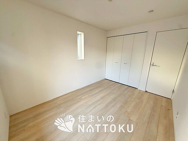 【現地写真（寝室）】木目の美しさを際立たせるシンプルデザインの建具を使用しています。