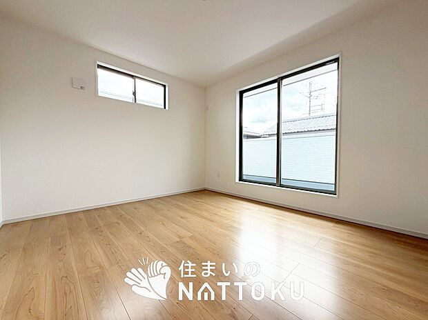 【現地写真（寝室）】木目の美しさを際立たせるシンプルデザインの建具を使用しています。