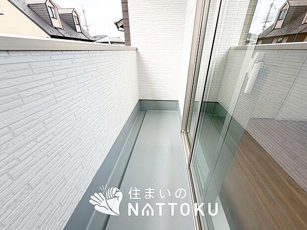 【バルコニー】奥行きが広く、洗濯物をゆったりと干せる十分な広さで、家族の洗濯も捗ります。