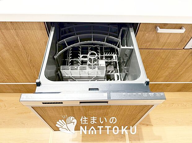 【食器洗い乾燥機】食後の時間にゆとりを与えてくれる食器洗い乾燥機。
操作ボタンも上面にあるので、腰をかがめずに操作ができラクラクです。