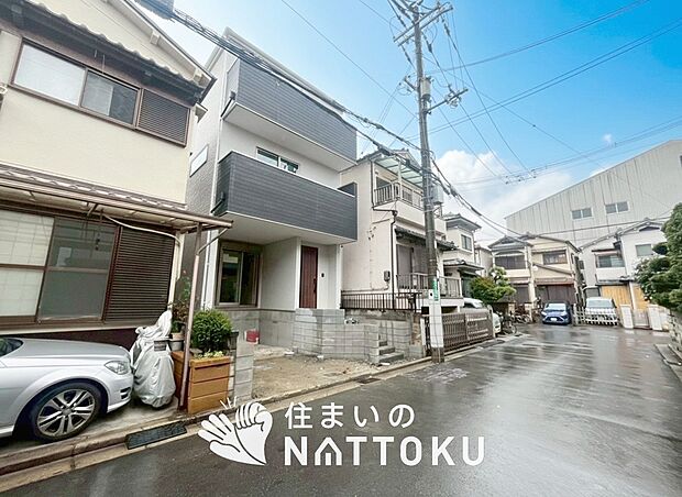 【現地写真（前道含む外観）】お引渡し後も無償の定期点検を行っており、暮らしの安心をお届けしています。