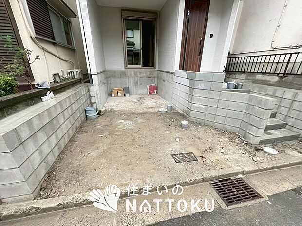 【現地写真（駐車場）】駐車スペースが広く、運転が苦手な方も安心です。