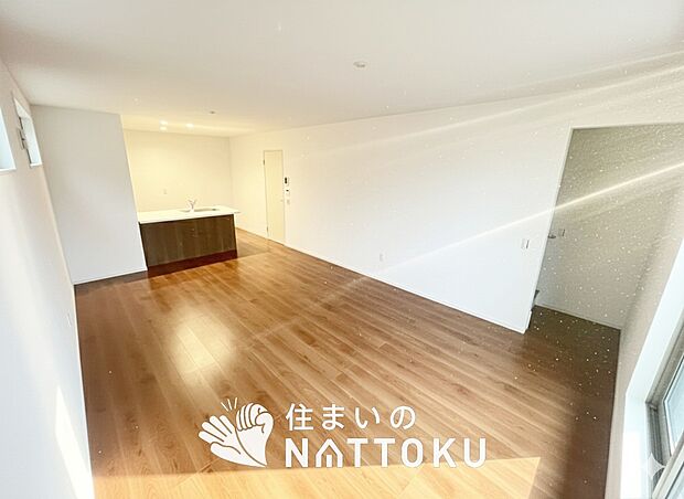 【現地写真（リビング）】フローリング材には、木目、色調など木材特有の風合いがあり、ナチュラルな美しさになっています。