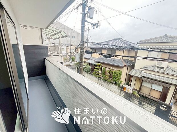 【バルコニー】奥行きが広く、洗濯物をゆったりと干せる十分な広さで、家族の洗濯も捗ります。