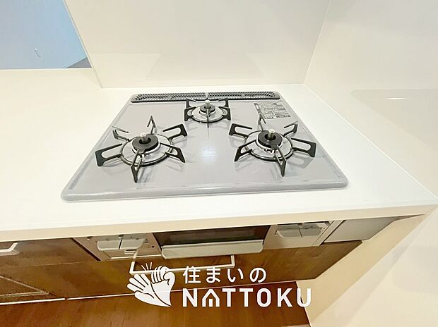 【ビルトインコンロ】フラットな構造で清掃性が高く、過熱防止センサー付３口タイプで日頃の家事も快適です。