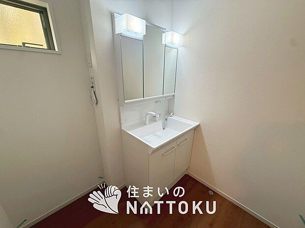 【洗面台・洗面所】鏡の両サイドは、必要なものを取出しやすく、大きな鏡面で朝の準備も快適。
使いやすいリフトアップ機能付きのシングルレバーシャワー水栓付です。
