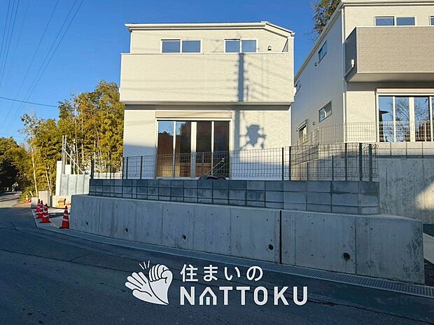 【現地写真（外観）【１号地】】軽くて火災に強い屋根材を採用し、地震時の建物への負担や揺れを軽減しています。