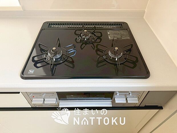 【ビルトインコンロ】フラットな構造で清掃性が高く、過熱防止センサー付３口タイプで日頃の家事も快適です。