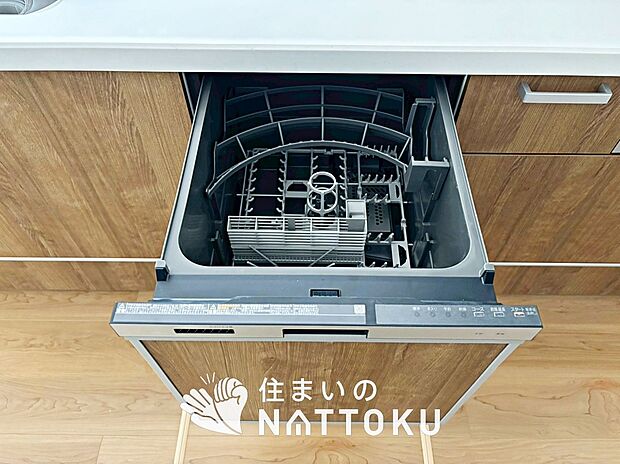 【食器洗い乾燥機】食後の時間にゆとりを与えてくれる食器洗い乾燥機。
操作ボタンも上面にあるので、腰をかがめずに操作ができラクラクです。