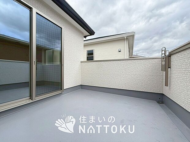 【バルコニー】奥行きが広く、洗濯物をゆったりと干せる十分な広さで、家族の洗濯も捗ります。