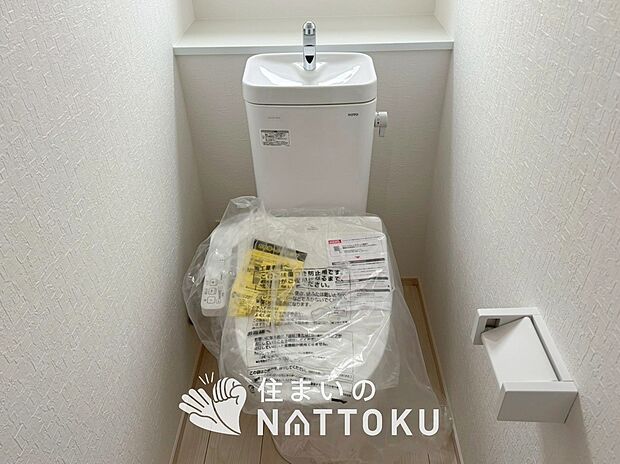 【トイレ】汚れてもサッとひと拭きでお手入れ簡単、エコ仕様の温水洗浄便座付きのトイレです。
バリアフリーにも配慮しています。
