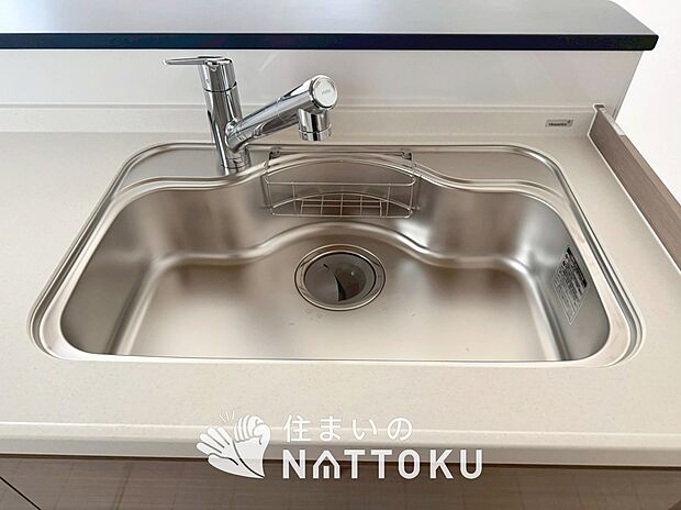 【浄水器内臓型ハンドシャワー付シンク】広々とした凸型シンクに洗剤ポケットを標準装備。すっきり収納できます。
また、蛇口の先端に浄水器を内蔵しているため場所をとりません。
