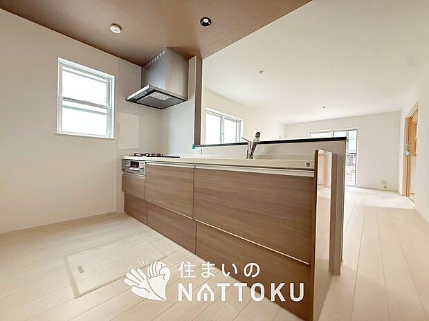 【現地写真（キッチン）】収納たっぷりのシステムキッチン、浄水器付水栓を標準装備しています。