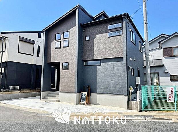 【現地写真(外観)】軽くて火災に強い屋根材を採用し、地震時の建物への負担や揺れを軽減しています。