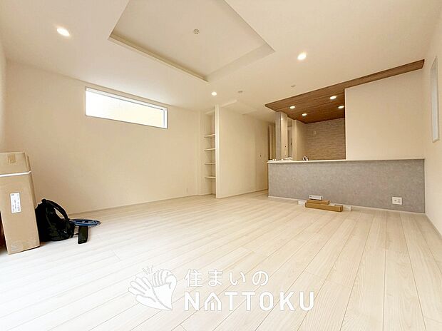 【現地写真（リビング）】フローリング材には、木目、色調など木材特有の風合いがあり、ナチュラルな美しさになっています。