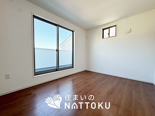 【現地写真(洋室)】木目の美しさを際立たせるシンプルデザインの建具を使用しています。