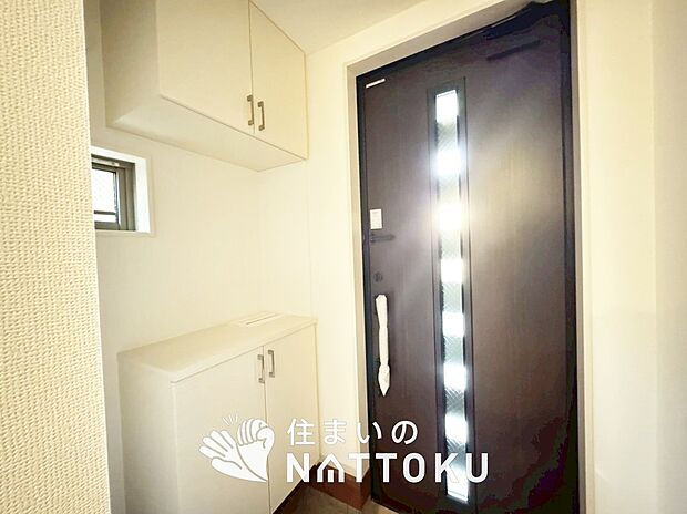 【現地写真(玄関)】玄関には、大型のシューズ収納を設置しています。