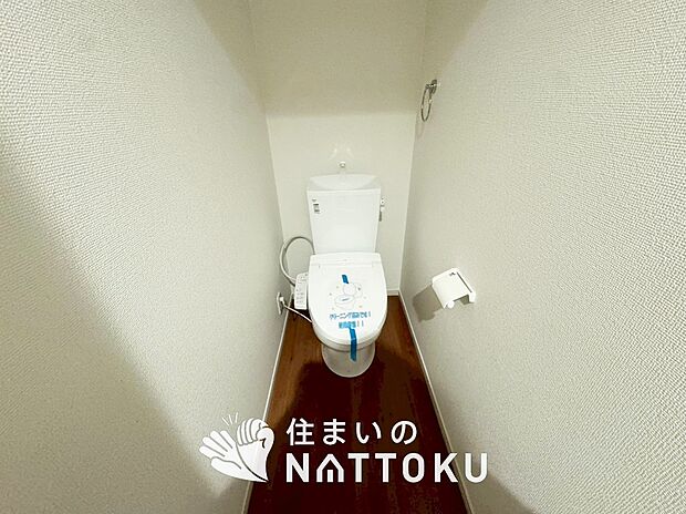 【トイレ 】汚れてもサッとひと拭きでお手入れ簡単、エコ仕様の温水洗浄便座付きのトイレです。
バリアフリーにも配慮しています。