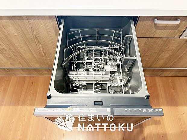 【食器洗い乾燥機】食後の時間にゆとりを与えてくれる食器洗い乾燥機。
操作ボタンも上面にあるので、腰をかがめずに操作ができラクラクです。