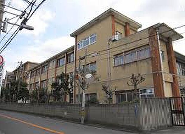 寝屋川市立西小学校(約320m)