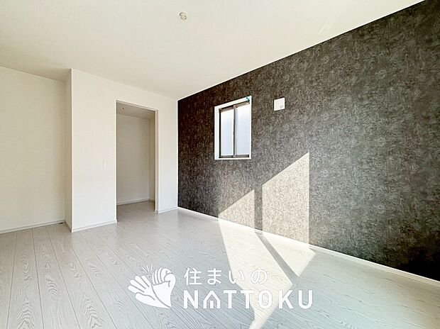 【現地写真(寝室)】木目の美しさを際立たせるシンプルデザインの建具を使用しています。