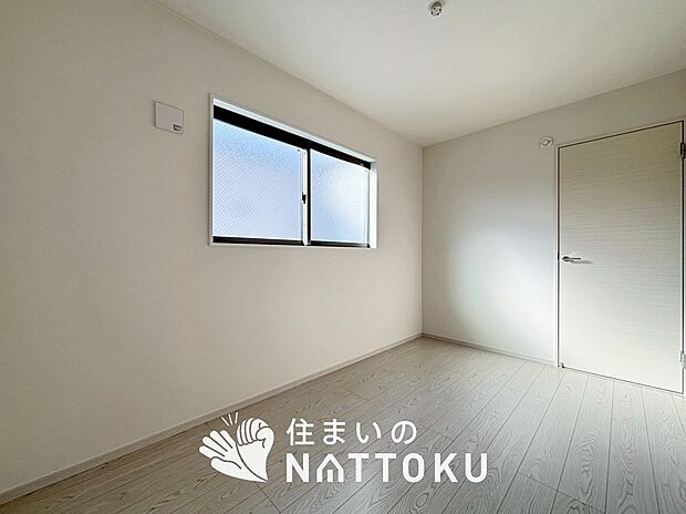 【現地写真(洋室) 】木目の美しさを際立たせるシンプルデザインの建具を使用しています。