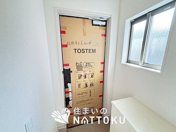 【現地写真(玄関)】玄関には、大型のシューズ収納を設置しています。