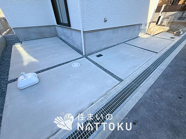 【現地写真(駐車場)】駐車スペースが広く、運転が苦手な方も安心です。