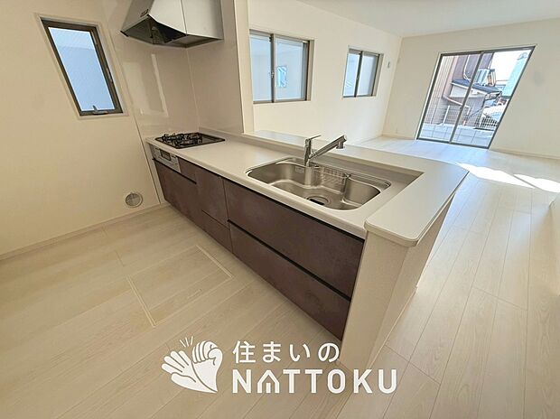 【現地写真(キッチン)】収納たっぷりのシステムキッチン、浄水器付水栓を標準装備しています。