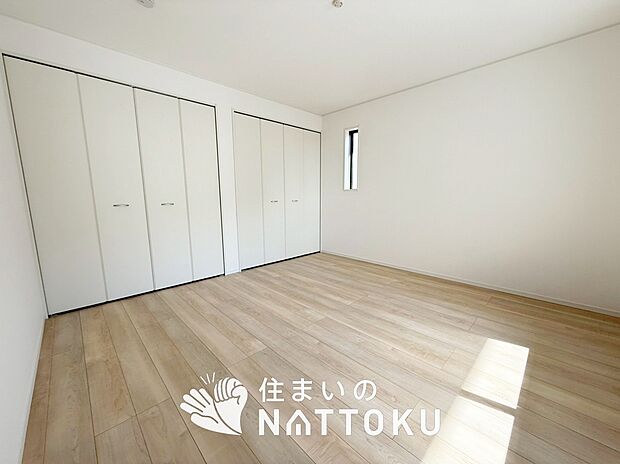 【現地写真(寝室)】木目の美しさを際立たせるシンプルデザインの建具を使用しています。