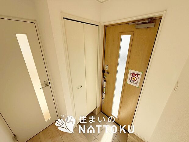 【現地写真(玄関)】玄関には、大型のシューズ収納を設置しています。