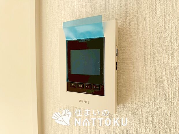 【TVモニター付インターホン】手放し通話ができ、送話表示灯で送話・受話状態が確認できます。
映像と音声で玄関先の様子をチェックできるモニター機能や、夜間の訪問者の顔も確認できるLEDライトを装備しています。