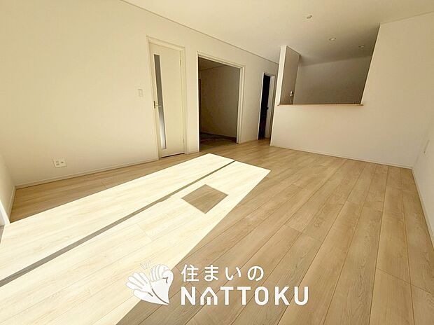 【現地写真(リビング)】フローリング材には、木目、色調など木材特有の風合いがあり、ナチュラルな美しさになっています。