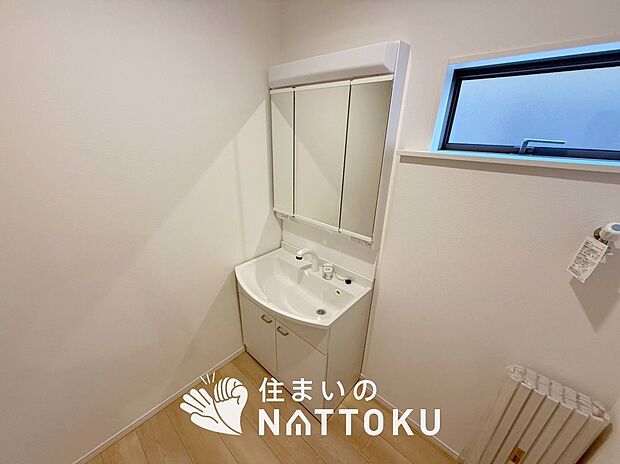 【洗面台・洗面所】鏡の両サイドは、必要なものを取出しやすく、大きな鏡面で朝の準備も快適。
使いやすいリフトアップ機能付きのシングルレバーシャワー水栓付です。