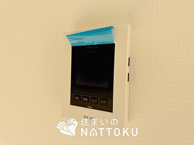 【TVモニター付インターホン】手放し通話ができ、送話表示灯で送話・受話状態が確認できます。
映像と音声で玄関先の様子をチェックできるモニター機能や、夜間の訪問者の顔も確認できるLEDライトを装備しています。