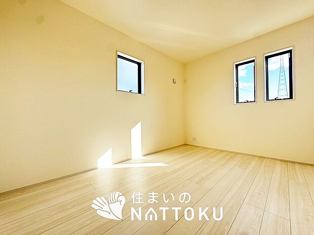 【現地写真(寝室)】木目の美しさを際立たせるシンプルデザインの建具を使用しています。