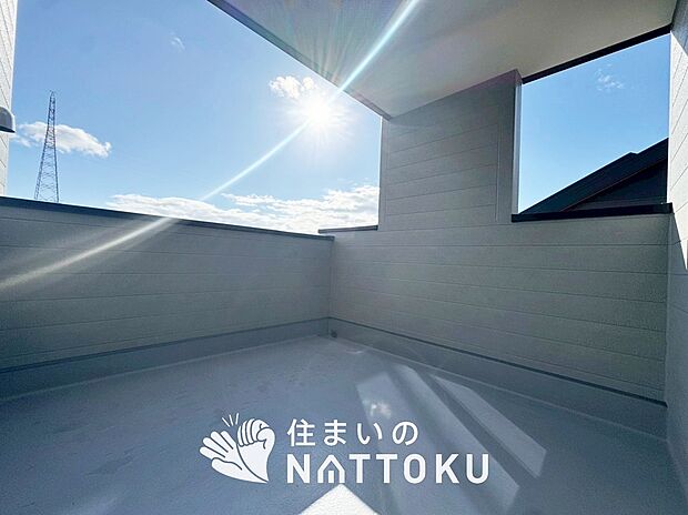 【バルコニー】奥行きが広く、洗濯物をゆったりと干せる十分な広さで、家族の洗濯も捗ります。