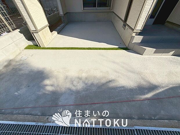 【現地写真（駐車場）】駐車スペースが広く、運転が苦手な方も安心です。