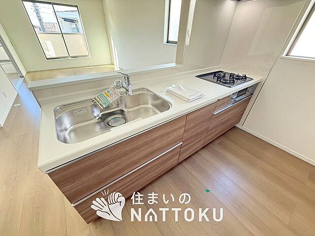 【現地写真（キッチン）】収納たっぷりのシステムキッチン、浄水器付水栓を標準装備しています。