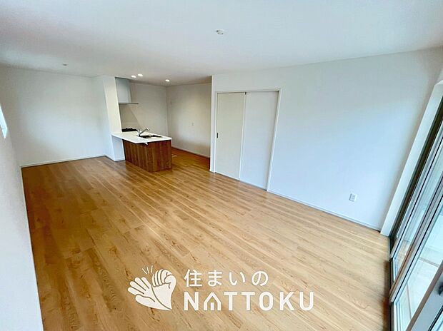 【現地写真（リビング）】フローリング材には、木目、色調など木材特有の風合いがあり、ナチュラルな美しさになっています。