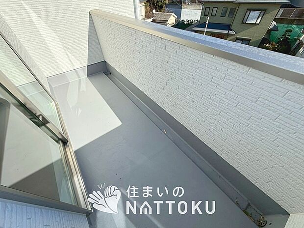 【バルコニー】奥行きが広く、洗濯物をゆったりと干せる十分な広さで、家族の洗濯も捗ります。