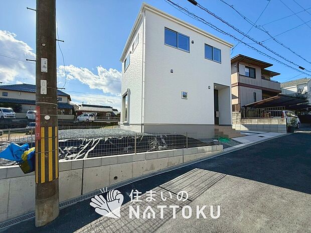 【現地写真（前道含む外観）】お引渡し後も無償の定期点検を行っており、暮らしの安心をお届けしています。