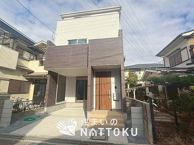 【現地写真（外観）】軽くて火災に強い屋根材を採用し、地震時の建物への負担や揺れを軽減しています。