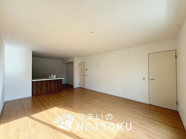 【現地写真（リビング）】フローリング材には、木目、色調など木材特有の風合いがあり、ナチュラルな美しさになっています。