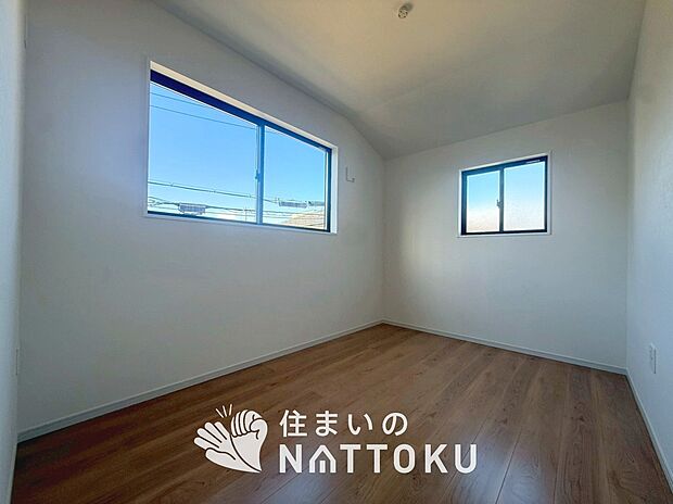 【現地写真（洋室）】木目の美しさを際立たせるシンプルデザインの建具を使用しています。